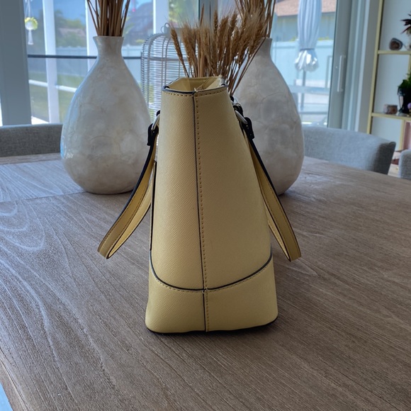 Brand new Yellow Guess purse - Picture 2 of 4